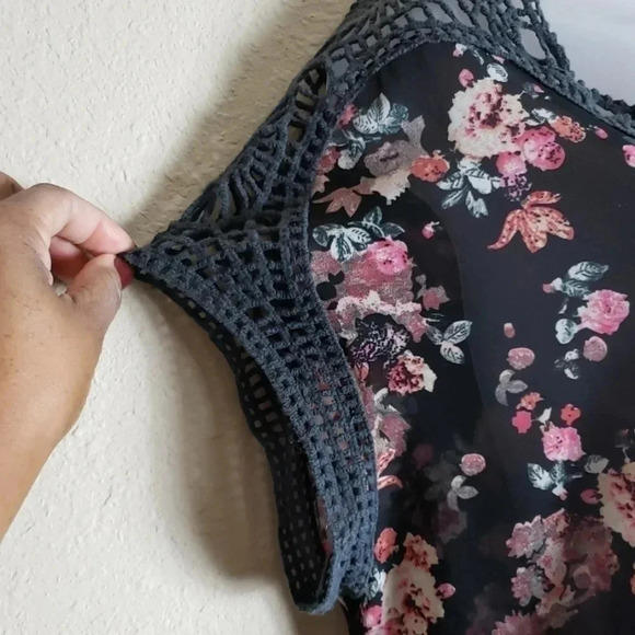 Live 4 Truth | Top  | Size L | Crochet Accent - Picture 5 of 7